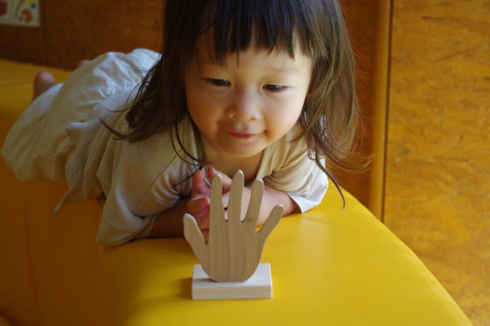 赤ちゃんといない いない ばあ 赤ちゃんの木の手形 チュウブ鳥取砂丘こどもの国