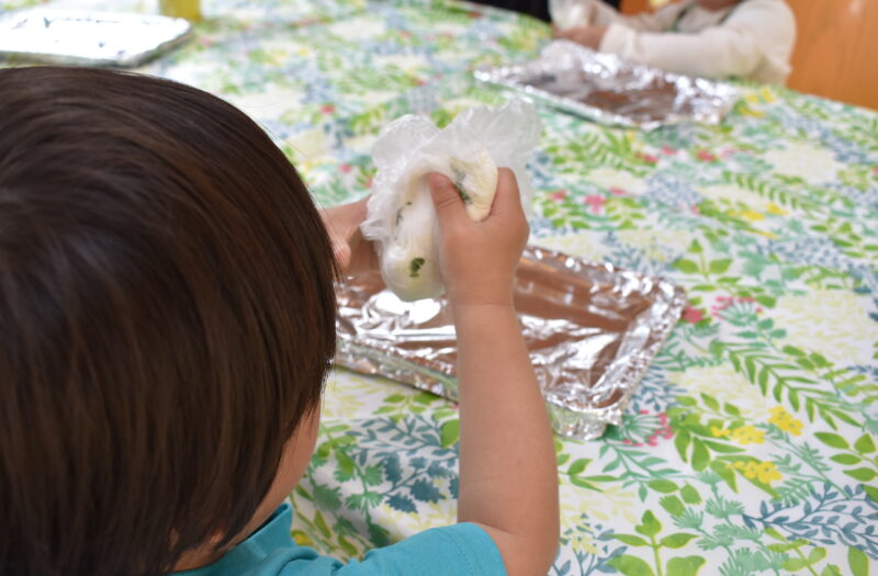 赤ちゃんといない・いない・ばぁ！春のお団子作り
